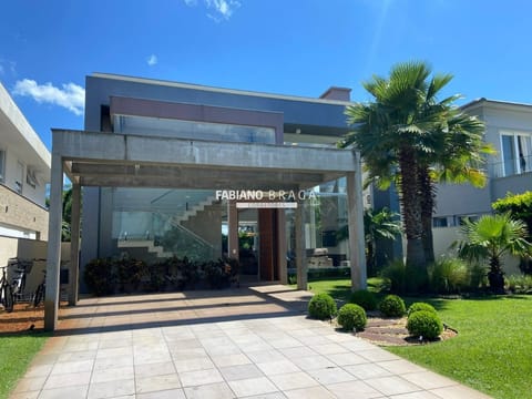 Sobrado com 300m², 4 dormitórios, 4 suítes, 2 vagas, Bosques de Atlântida em Xangri-Lá