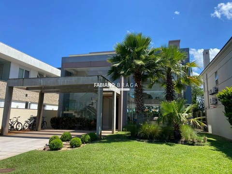 Sobrado com 300m², 4 dormitórios, 4 suítes, 2 vagas, Bosques de Atlântida em Xangri-Lá