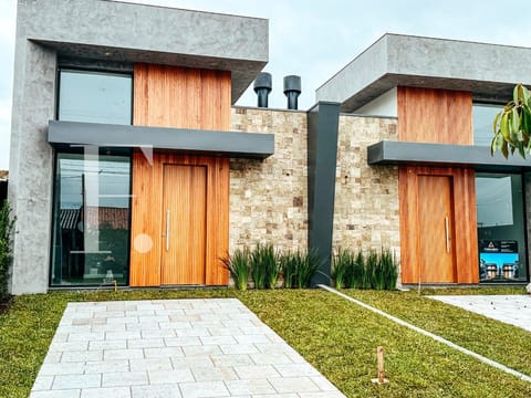 Casa com 81m², 3 dormitórios, 1 suíte, 1 vaga, no bairro Rainha do Mar em Xangri-Lá