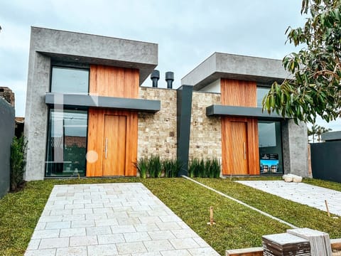 Casa com 81m², 3 dormitórios, 1 suíte, 1 vaga, no bairro Rainha do Mar em Xangri-Lá
