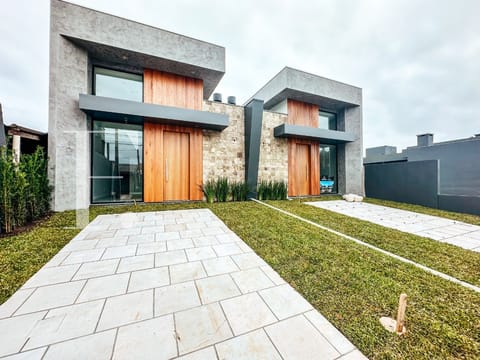 Casa com 81m², 3 dormitórios, 1 suíte, 1 vaga, no bairro Rainha do Mar em Xangri-Lá