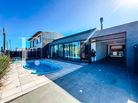 Casa com 140m², 3 dormitórios, 2 suítes, 4 vagas, no bairro Noiva do Mar em Xangri-Lá