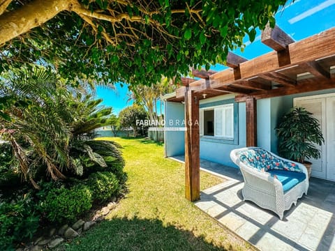 Casa com 193m², 3 dormitórios, 2 vagas, no bairro Maristela em Xangri-Lá
