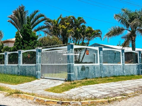 Casa com 193m², 3 dormitórios, 2 vagas, no bairro Maristela em Xangri-Lá