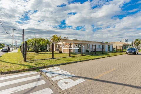 Casa com 190m², 5 dormitórios, 1 suíte, 2 vagas, no bairro Centro em Xangri-Lá