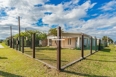 Casa com 190m², 5 dormitórios, 1 suíte, 2 vagas, no bairro Centro em Xangri-Lá