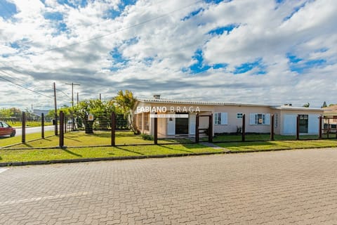 Casa com 190m², 5 dormitórios, 1 suíte, 2 vagas, no bairro Centro em Xangri-Lá