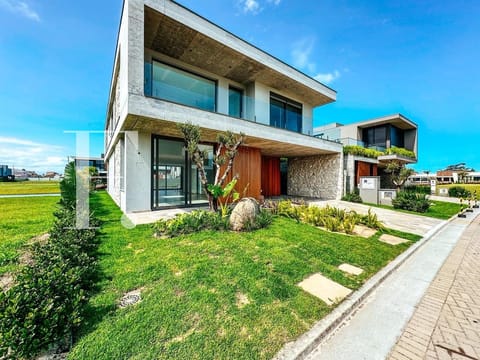 Sobrado com 408m², 4 dormitórios, 4 suítes, 2 vagas, Amare Home Resort em Xangri-Lá