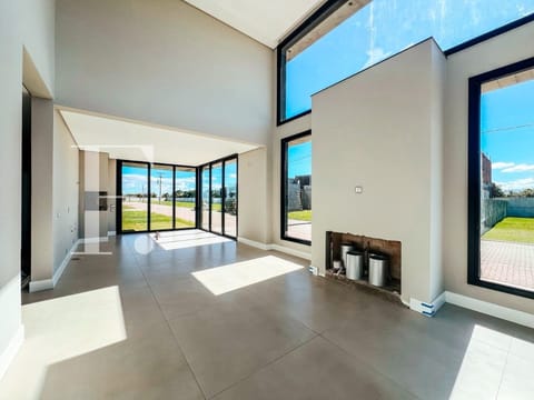 Casa Condomínio com 145m², 3 dormitórios, 3 suítes, 2 vagas, Allure Beach Condo em Xangri-Lá