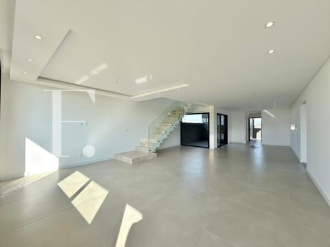 Sobrado com 230m², 4 dormitórios, 1 suíte, 2 vagas, Nova Xangri-Lá em Xangri-Lá