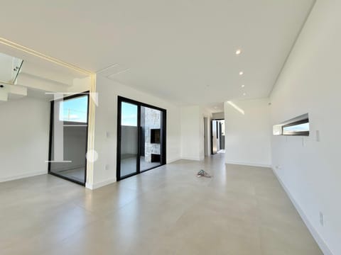Sobrado com 230m², 4 dormitórios, 1 suíte, 2 vagas, Nova Xangri-Lá em Xangri-Lá