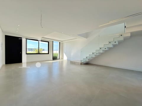 Sobrado com 230m², 4 dormitórios, 1 suíte, 2 vagas, Nova Xangri-Lá em Xangri-Lá