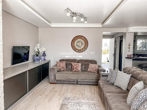 Sobrado com 151m², 4 dormitórios, 2 suítes, 2 vagas, Pateo Marbella em Xangri-Lá