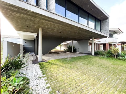 Casa com 337m², 4 dormitórios, 4 suítes, 2 vagas, no bairro Noiva do Mar em Xangri-Lá