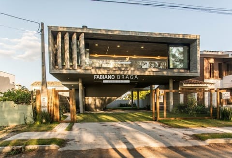 Casa com 337m², 4 dormitórios, 4 suítes, 2 vagas, no bairro Noiva do Mar em Xangri-Lá