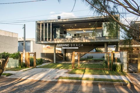 Casa com 337m², 4 dormitórios, 4 suítes, 2 vagas, no bairro Noiva do Mar em Xangri-Lá