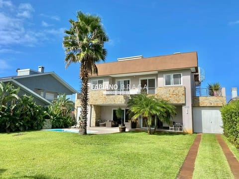 Casa com 346m², 4 dormitórios, 1 suíte, 2 vagas, no bairro Atlântida em Xangri-Lá