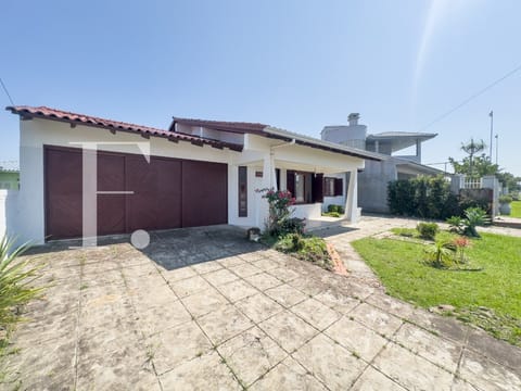 Casa com 140m², 3 dormitórios, 1 suíte, 2 vagas, no bairro Atlântida em Xangri-Lá