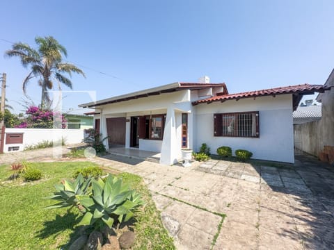 Casa com 140m², 3 dormitórios, 1 suíte, 2 vagas, no bairro Atlântida em Xangri-Lá