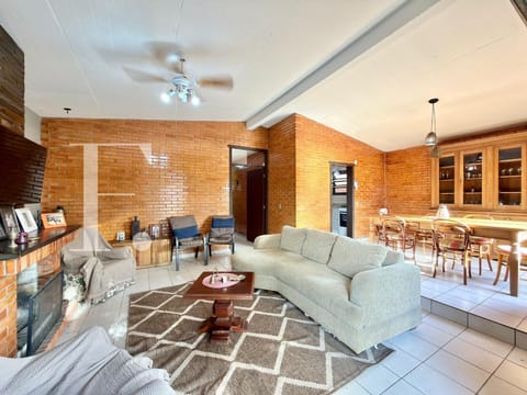 Casa com 169m², 4 dormitórios, 1 suíte, 2 vagas, no bairro Centro em Xangri-Lá
