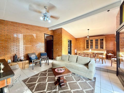 Casa com 169m², 4 dormitórios, 1 suíte, 2 vagas, no bairro Centro em Xangri-Lá