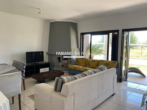 Casa com 153m², 3 dormitórios, 1 suíte, 2 vagas, no bairro Noiva do Mar em Xangri-Lá
