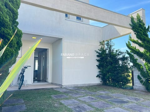 Sobrado com 135m², 3 dormitórios, 1 suíte, 2 vagas, Pateo Marbella em Xangri-Lá