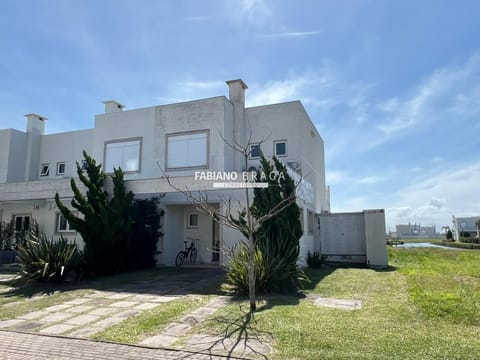 Sobrado com 135m², 3 dormitórios, 1 suíte, 2 vagas, Pateo Marbella em Xangri-Lá