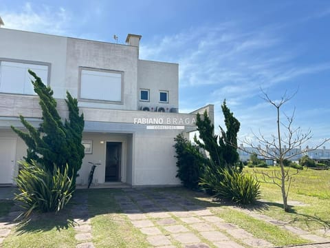 Sobrado com 135m², 3 dormitórios, 1 suíte, 2 vagas, Pateo Marbella em Xangri-Lá