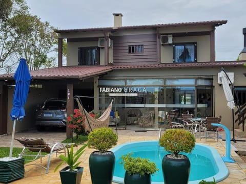Casa com 144m², 2 dormitórios, 2 suítes, 2 vagas, no bairro Remanso em Xangri-Lá