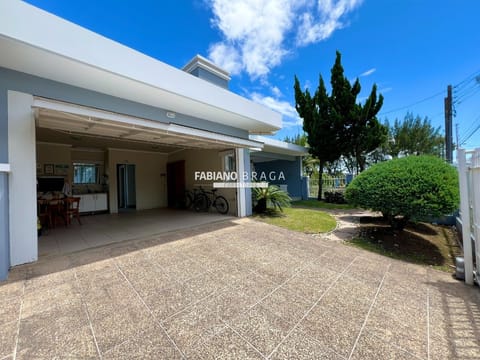 Casa com 153m², 3 dormitórios, 1 suíte, 2 vagas, no bairro Centro em Xangri-Lá