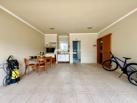 Casa com 153m², 3 dormitórios, 1 suíte, 2 vagas, no bairro Centro em Xangri-Lá
