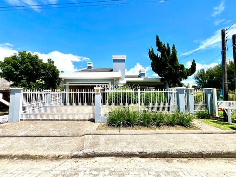Casa com 153m², 3 dormitórios, 1 suíte, 2 vagas, no bairro Centro em Xangri-Lá