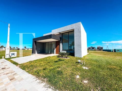 Casa Condomínio com 130m², 3 dormitórios, 3 suítes, 2 vagas, Allure Beach Condo em Xangri-Lá