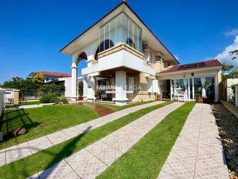 Casa com 283m², 4 dormitórios, 3 suítes, 2 vagas, no bairro Atlântida em Xangri-Lá