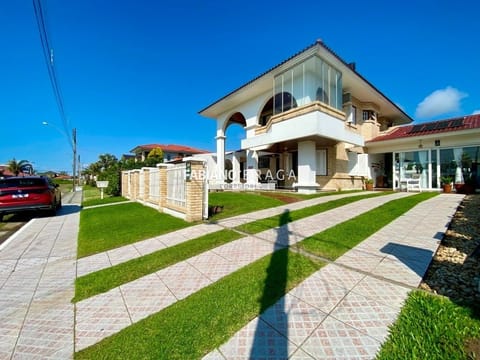 Casa com 283m², 4 dormitórios, 3 suítes, 2 vagas, no bairro Atlântida em Xangri-Lá