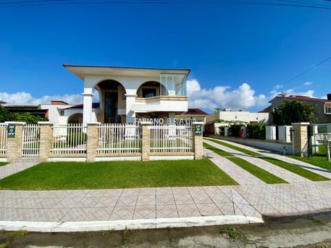 Casa com 283m², 4 dormitórios, 3 suítes, 2 vagas, no bairro Atlântida em Xangri-Lá