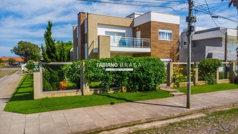 Casa com 225m², 4 dormitórios, 4 suítes, 2 vagas, no bairro Atlântida em Xangri-Lá
