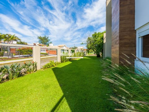 Casa com 225m², 4 dormitórios, 4 suítes, 2 vagas, no bairro Atlântida em Xangri-Lá