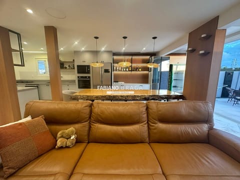 Sobrado com 127m², 3 dormitórios, 1 suíte, 2 vagas, Pateo Marbella em Xangri-Lá