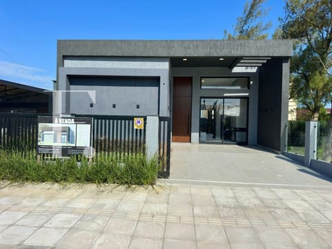 Casa com 171m², 4 dormitórios, 4 suítes, 2 vagas, no bairro Noiva do Mar em Xangri-Lá