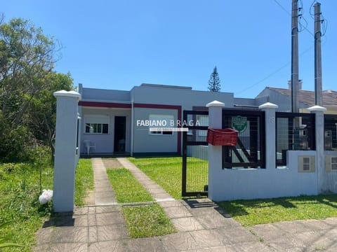 Casa com 80m², 2 dormitórios, 1 suíte, 1 vaga, no bairro Rainha do Mar em Xangri-Lá