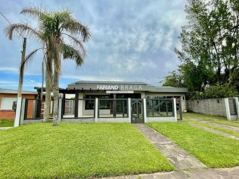 Casa com 127m², 3 dormitórios, 3 suítes, 2 vagas, no bairro Centro em Xangri-Lá