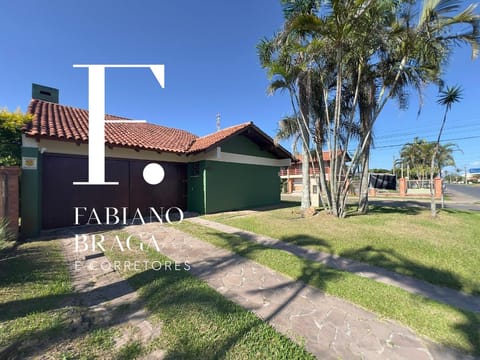Casa com 229m², 3 dormitórios, 2 vagas, no bairro Centro em Xangri-Lá