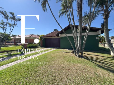 Casa com 229m², 3 dormitórios, 2 vagas, no bairro Centro em Xangri-Lá