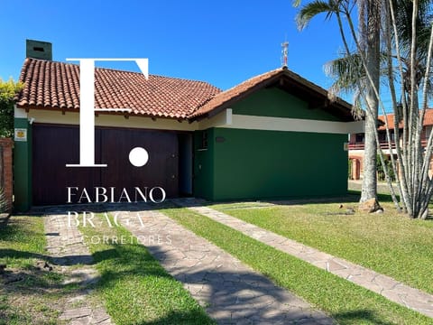 Casa com 229m², 3 dormitórios, 2 vagas, no bairro Centro em Xangri-Lá