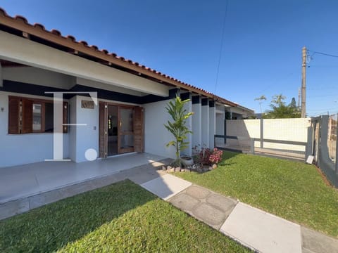 Casa com 130m², 3 dormitórios, 1 suíte, 2 vagas, no bairro Centro em Xangri-Lá