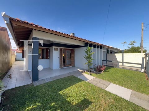 Casa com 130m², 3 dormitórios, 1 suíte, 2 vagas, no bairro Centro em Xangri-Lá