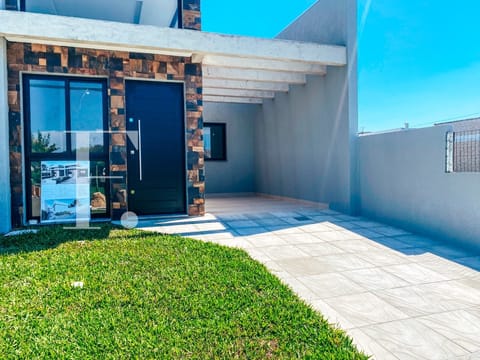 Casa com 80m², 2 dormitórios, 1 suíte, 1 vaga, no bairro Rainha do Mar em Xangri-Lá