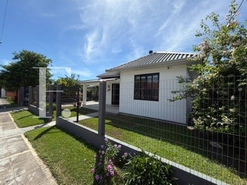 Casa com 104m², 3 dormitórios, 1 suíte, no bairro Atlântida em Xangri-Lá